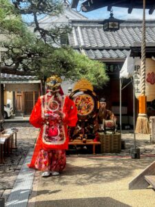 学生が神社で雅楽を奉納